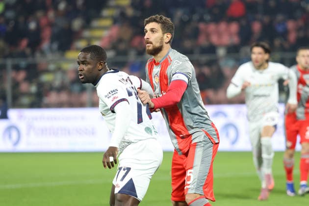 Cagliari s Mattia Felici and Cremonese s Matteo Bianchetti during the Serie A soccer match between Cremonese and Cagliari at the Giovanni Zini Stadium in Cremona Italy, 8 january 2026. - Soccer .  Copyright: xAlbertoxMariani LaPressex