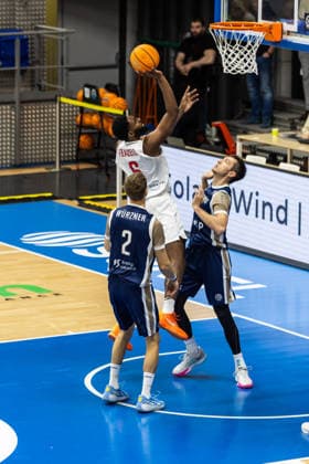 CZE, Basketball-Champions-League, PlayIns, ERA Nymburk - MLP Academics Heidelberg. 08.01.2026, Kralovka Arena, Prag, CZE, Basketball-Champions-League, PlayIns, ERA Nymburk - MLP Academics Heidelberg. Keyshawn Feazell (ERA Nymburk 6) Foto Alexander Trienitz Prag Kralovka Arena Prag Tschechien