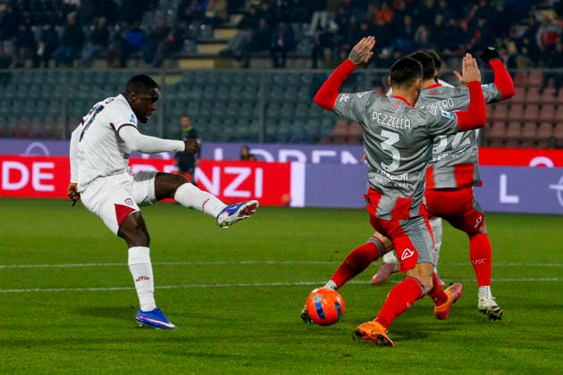 January 8, 2026, Cremona: Cagliari Calcio s Zito Luvumbo kick the ball during the italian soccer,Serie A match between US Cremonese vs Cagliari Calcio on January 08, 2025 at the Giovanni Zini stadium in Cremona, Italy. ANSA . Soccer: Serie A; Cremonese Vs Cagliari  - ZUMAa110 20260108_zaf_a110_012 Copyright: xDavidexCasentinix