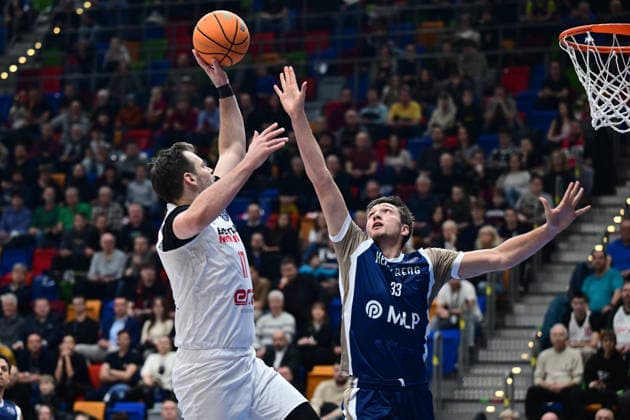 L-R Jaromir Bohacik (Nymburk) and Ryan Mikesell (Heidelberg) in action during the second game for advancement to the round of 16 of the Basketball Champions League: Nymburk - Heidelberg, Prague, Czech Republic, January 8, 2026. (CTKxPhoto OndrejxDeml) CTKPhotoP2026010807768  CTKPhotoP2026010807768