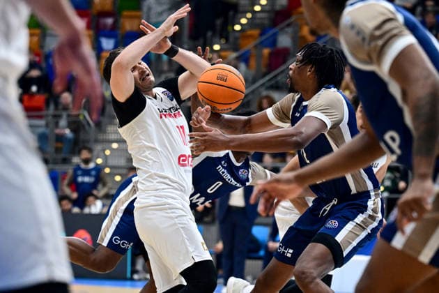 L-R Jaromir Bohacik (Nymburk) and Osun Osunniyi (Heidelberg) in action during the second game for advancement to the round of 16 of the Basketball Champions League: Nymburk - Heidelberg, Prague, Czech Republic, January 8, 2026. (CTKxPhoto OndrejxDeml) CTKPhotoP2026010807777  CTKPhotoP2026010807777