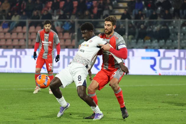 Cagliari s Ndary Michel Adopo e Cremonese s Matteo Bianchetti during the Serie A soccer match between Cremonese and Cagliari at the Giovanni Zini Stadium in Cremona Italy, 8 january 2026. - Soccer .  Copyright: xAlbertoxMariani LaPressex