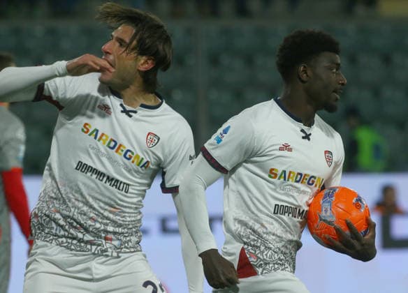 Cagliari Michel Adopo esultanza goal 2-1 during the Serie A soccer match between Cremonese and Cagliari at the Giovanni Zini in Cremona, north west Italy - GiovedÃ¬ , 8 Gennaio 2026. - Soccer .  Copyright: xAlbertoxMariani LaPressex