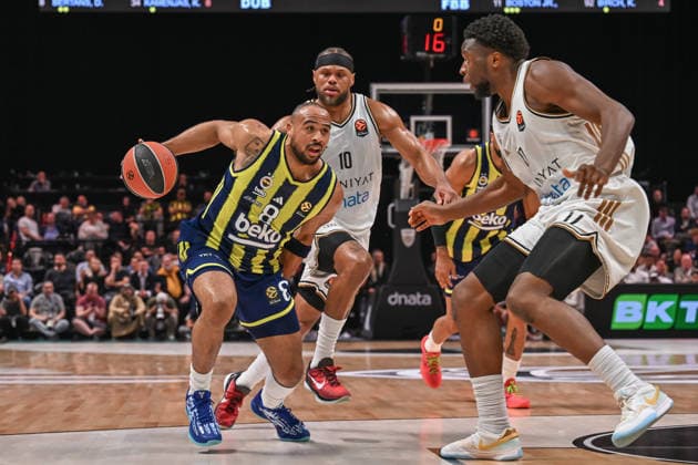 Dubai Basketball v Fenerbahce Beko - EuroLeague DUBAI, UNITED ARAB EMIRATES - JANUARY 8: Talen Horton-Tucker (L) of Fenerbahce Beko in action against Justin Anderson (back) of Dubai Basketball during the EuroLeague 2025-26 season game between Dubai Basketball and Fenerbahce Beko at the Coca Cola Arena in Dubai, United Arab Emirates on January 8, 2026. Waleed Zein Anadolu Dubai United Arab Emirates. Editorial use only. Please get in touch for any other usage.  Copyright: x2026xAnadoluxWaleedxZeinx