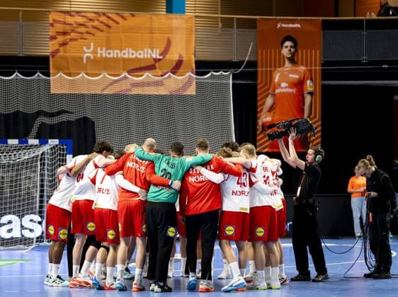 ALMERE - The Danish handball players celebrate their victory over Norway after the Golden League handball match. The handball players are preparing for the European Championship, EM, Europameisterschaft SEM VAN DER WAL ANP xVIxANPxSportx xxANPxIVx 546713812 originalFilename: 546713812.jpg