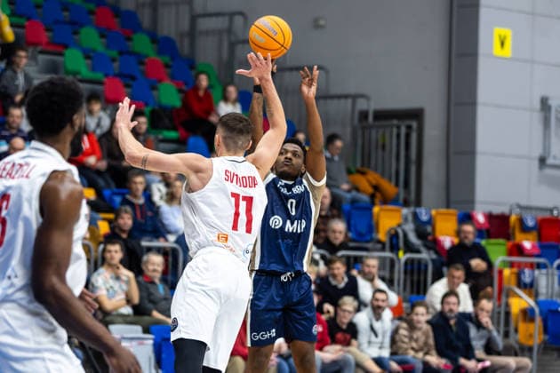 CZE, Basketball-Champions-League, PlayIns, ERA Nymburk - MLP Academics Heidelberg. 08.01.2026, Kralovka Arena, Prag, CZE, Basketball-Champions-League, PlayIns, ERA Nymburk - MLP Academics Heidelberg. Damariae Horne (MLP Academics Heidelberg 0), Matej Svoboda (ERA Nymburk 11) Foto Alexander Trienitz Prag Kralovka Arena Prag Tschechien