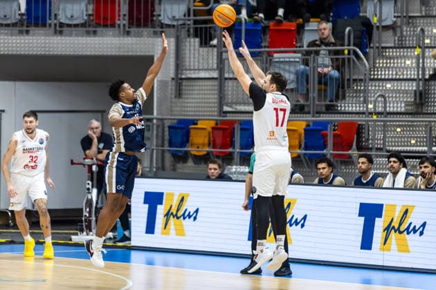 CZE, Basketball-Champions-League, PlayIns, ERA Nymburk - MLP Academics Heidelberg. 08.01.2026, Kralovka Arena, Prag, CZE, Basketball-Champions-League, PlayIns, ERA Nymburk - MLP Academics Heidelberg. Jaromir Bohacik (ERA Nymburk 17), Eric Reed II (MLP Academics Heidelberg 43) Foto Alexander Trienitz Prag Kralovka Arena Prag Tschechien