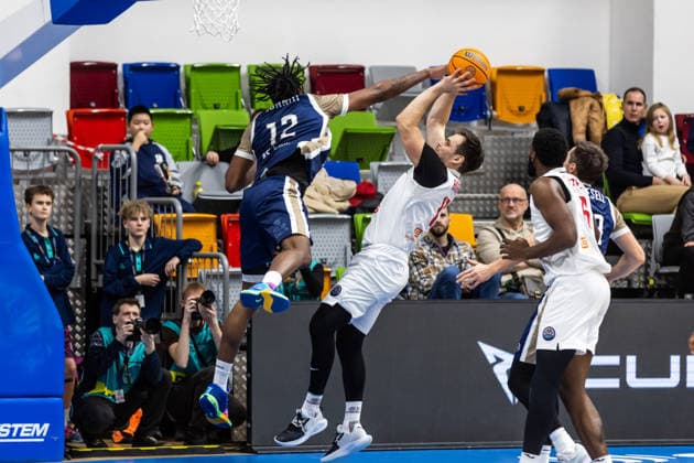 CZE, Basketball-Champions-League, PlayIns, ERA Nymburk - MLP Academics Heidelberg. 08.01.2026, Kralovka Arena, Prag, CZE, Basketball-Champions-League, PlayIns, ERA Nymburk - MLP Academics Heidelberg. Jaromir Bohacik (ERA Nymburk 17), Osun Osunniyi (MLP Academics Heidelberg 12) Foto Alexander Trienitz Prag Kralovka Arena Prag Tschechien