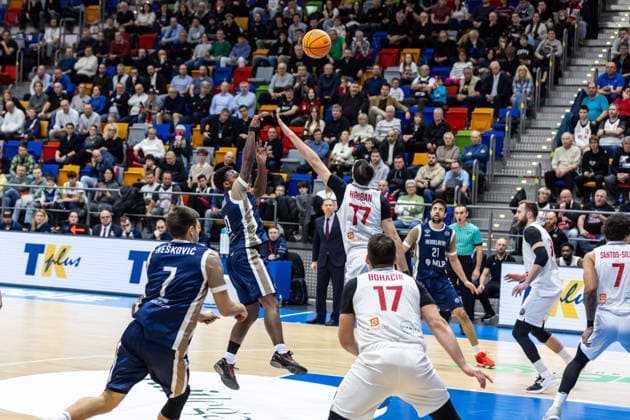 CZE, Basketball-Champions-League, PlayIns, ERA Nymburk - MLP Academics Heidelberg. 08.01.2026, Kralovka Arena, Prag, CZE, Basketball-Champions-League, PlayIns, ERA Nymburk - MLP Academics Heidelberg. Damariae Horne (MLP Academics Heidelberg 0), Vojtech Hruban (ERA Nymburk 77) Foto Alexander Trienitz Prag Kralovka Arena Prag Tschechien