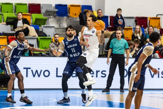 CZE, Basketball-Champions-League, PlayIns, ERA Nymburk - MLP Academics Heidelberg. 08.01.2026, Kralovka Arena, Prag, CZE, Basketball-Champions-League, PlayIns, ERA Nymburk - MLP Academics Heidelberg. Marcus Santos Silva (ERA Nymburk 7), Marcel Keßen (MLP Academics Heidelberg 15) Foto Alexander Trienitz Prag Kralovka Arena Prag Tschechien