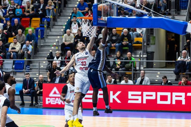 CZE, Basketball-Champions-League, PlayIns, ERA Nymburk - MLP Academics Heidelberg. 08.01.2026, Kralovka Arena, Prag, CZE, Basketball-Champions-League, PlayIns, ERA Nymburk - MLP Academics Heidelberg. Damariae Horne (MLP Academics Heidelberg 0), J.T. Shumate (ERA Nymburk 32) Foto Alexander Trienitz Prag Kralovka Arena Prag Tschechien