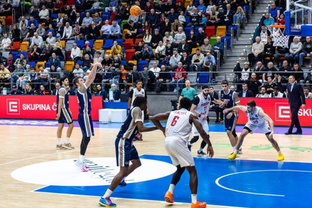 CZE, Basketball-Champions-League, PlayIns, ERA Nymburk - MLP Academics Heidelberg. 08.01.2026, Kralovka Arena, Prag, CZE, Basketball-Champions-League, PlayIns, ERA Nymburk - MLP Academics Heidelberg. Ryan Mikesell (MLP Academics Heidelberg 33) bei einem Freiwurf Foto Alexander Trienitz Prag Kralovka Arena Prag Tschechien