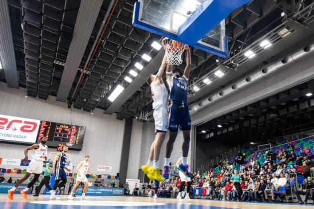 CZE, Basketball-Champions-League, PlayIns, ERA Nymburk - MLP Academics Heidelberg. 08.01.2026, Kralovka Arena, Prag, CZE, Basketball-Champions-League, PlayIns, ERA Nymburk - MLP Academics Heidelberg. Osun Osunniyi (MLP Academics Heidelberg 12), J.T. Shumate (ERA Nymburk 32) Foto Alexander Trienitz Prag Kralovka Arena Prag Tschechien