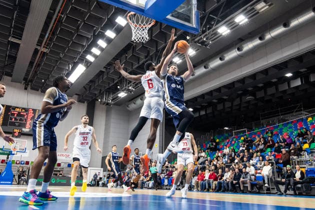 CZE, Basketball-Champions-League, PlayIns, ERA Nymburk - MLP Academics Heidelberg. 08.01.2026, Kralovka Arena, Prag, CZE, Basketball-Champions-League, PlayIns, ERA Nymburk - MLP Academics Heidelberg. Paul Zipser (MLP Academics Heidelberg 9), Keyshawn Feazell (ERA Nymburk 6) Foto Alexander Trienitz Prag Kralovka Arena Prag Tschechien