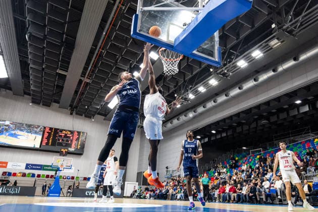 CZE, Basketball-Champions-League, PlayIns, ERA Nymburk - MLP Academics Heidelberg. 08.01.2026, Kralovka Arena, Prag, CZE, Basketball-Champions-League, PlayIns, ERA Nymburk - MLP Academics Heidelberg. Paul Zipser (MLP Academics Heidelberg 9), Keyshawn Feazell (ERA Nymburk 6) Foto Alexander Trienitz Prag Kralovka Arena Prag Tschechien