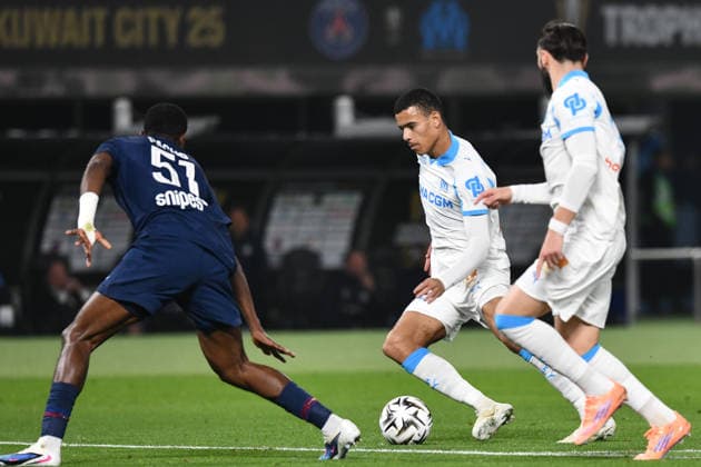 Paris Saint-Germain v Olympique Marseille - French Super Cup KUWAIT CITY, KUWAIT - JANUARY 8: Paris Saint-Germain player Willian Pacho (left) challenges an opponent during the French Super Cup final match between Paris Saint-Germain and Olympique Marseille at Jaber Al Ahmad International Stadium in Kuwait City, Kuwait on January 8, 2026. Jaber Abdulkhaleq Anadolu Kuwait City Kuwait. Editorial use only. Please get in touch for any other usage.  Copyright: x2026xAnadoluxJaberxAbdulkhaleqx