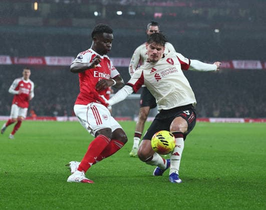 London, England, 8th January 2026. Bukayo Saka of Arsenal (l) tackled by Milos Kerkez of Liverpool (r) during the Arsenal vs Liverpool Premier League match at the Emirates Stadium, London. Picture credit should read: David Klein Sportimage EDITORIAL USE ONLY. No use with unauthorised audio, video, data, fixture lists, club league logos or live services. Online in-match use limited to 120 images, no video emulation. No use in betting, games or single club league player publications. SPI_011_DK_Arsenal_Liverpool SPI-4439-0011