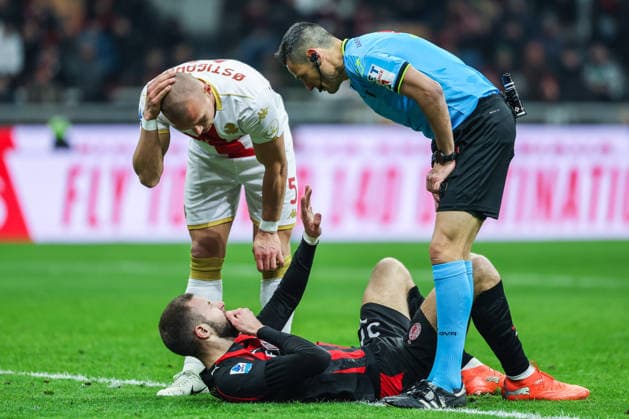 Strahinja Pavlovic of AC Milan injured during Serie A 2025 26 football match between AC Milan and Genoa CFC at San Siro Stadium in Milan  Copyright: xFabrizioxCarabelli IPAxSportx xipa-agency.netx xx IPA_69825428 IPA_Agency_IPA69825428