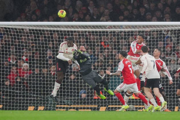 Premier League 2025 26 Arsenal v Liverpool Emirates Stadium 08.01.2026 Alisson of Liverpool punches clear Premier League 2025 26 Arsenal v Liverpool Emirates Stadium 08.01.2026 Photograph By Marc Aspland The Times  Copyright: xMarcxAsplandx NINTCHDBPICT001050199507