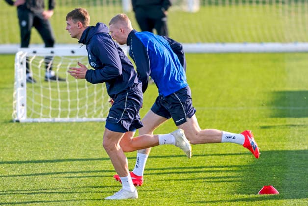 Fussball - Trainingslager SV Darmstadt 98 - El Saler (ESP) - 08.01.26, Training unterm blauem Himmel aber heftigem Wind, Bartosz Bialek - Kai Klefisch -