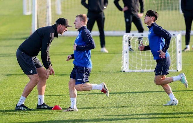 Fussball - Trainingslager SV Darmstadt 98 - El Saler (ESP) - 08.01.26, Training unterm blauem Himmel aber heftigem Wind, Christopher Busse (Athletiktrainer) mit Fabian Holland und Hiroki Akiyama, -
