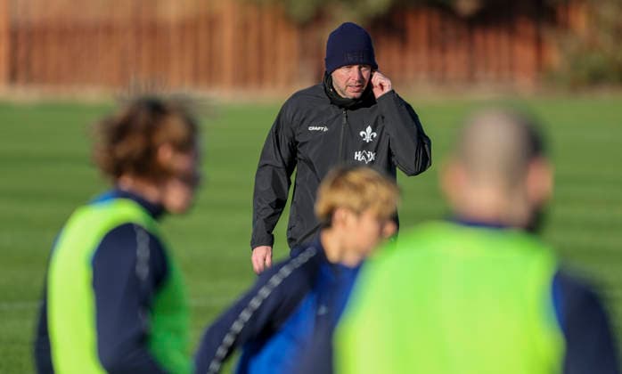 Fussball - Trainingslager SV Darmstadt 98 - El Saler (ESP) - 08.01.26, Training unterm blauem Himmel aber heftigem Wind, Cheftrainer Florian Kohfeldt, -