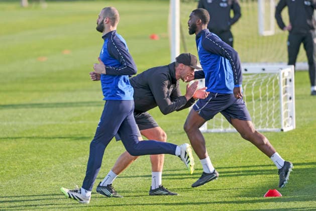 Fussball - Trainingslager SV Darmstadt 98 - El Saler (ESP) - 08.01.26, Training unterm blauem Himmel aber heftigem Wind, Christopher Busse (Athletiktrainer) mit Aleksandar Vukotic und Patric Pfeiffer -