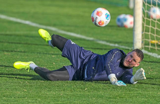 Fussball - Trainingslager SV Darmstadt 98 - El Saler (ESP) - 08.01.26, Training unterm blauem Himmel aber heftigem Wind, Marcel Schuhen, -