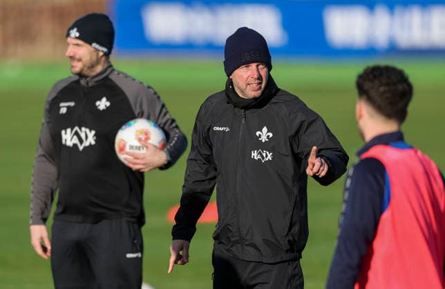 Fussball - Trainingslager SV Darmstadt 98 - El Saler (ESP) - 08.01.26, Training unterm blauem Himmel aber heftigem Wind, Trainer Florian Kohfeldt, -