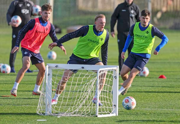 Fussball - Trainingslager SV Darmstadt 98 - El Saler (ESP) - 08.01.26, Training unterm blauem Himmel aber heftigem Wind, Isac Lidberg, -