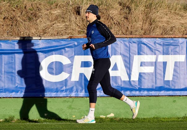 Fussball - Trainingslager SV Darmstadt 98 - El Saler (ESP) - 08.01.26, Training unterm blauem Himmel aber heftigem Wind, Fraser Hornby, -