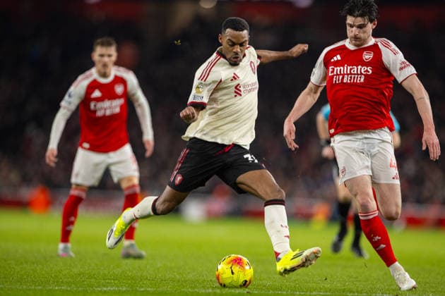 Football - FA Premier League - Arsenal FC v Liverpool FC LONDON, ENGLAND - Thursday, January 8, 2026: Liverpool s Ryan Gravenberch (L) and Arsenal s Declan Rice during the FA Premier League match between Arsenal FC and Liverpool FC at the Emirates Stadium. (Photo by David Rawcliffe Propaganda) LONDON Emirates Stadium GREATER LONDON ENGLAND  Copyright: xDavidxRawcliffex P2026-01-08-Arsenal_Liverpool-30