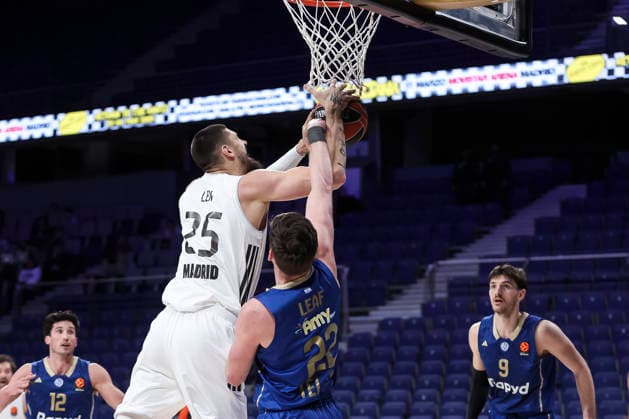 January 8, 2026, Madrid, Madrid, Spain: Alex Len of Real Madrid and Tj Leaf of Maccabi Rapyd Tel Aviv competes for the ball during the EuroLeague Regular Season Round 21 match between Real Madrid and Maccabi Tel Aviv at Movistar Arena on January 08 2026, in Madrid, Spain. Madrid Spain - ZUMAa181 20260108_zaa_a181_060 Copyright: xIrinaxR.xHipolitox