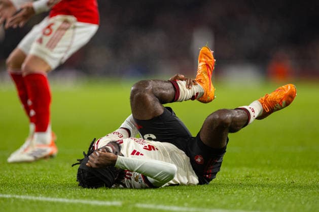 Football - FA Premier League - Arsenal FC v Liverpool FC LONDON, ENGLAND - Thursday, January 8, 2026: Liverpool s Jeremie Frimpong lies injured during the FA Premier League match between Arsenal FC and Liverpool FC at the Emirates Stadium. (Photo by David Rawcliffe Propaganda) LONDON Emirates Stadium GREATER LONDON ENGLAND  Copyright: xDavidxRawcliffex P2026-01-08-Arsenal_Liverpool-38