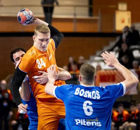 ALMERE - Tom Jansen of the Netherlands in action against Theodoros Boskos of Greece during the Netherlands-Greece Golden League handball match. The handball players are preparing for the European Championship, EM, Europameisterschaft SEM VAN DER WAL ANP xVIxANPxSportx xxANPxIVx 546719326 originalFilename: 546719326.jpg