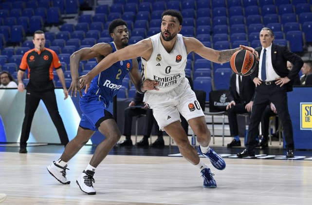 Real Madrid v Maccabi Rapyd Tel Aviv - EuroLeague MADRID, SPAIN - JANUARY 8: Trey Lyles (R) of Real Madrid in action against Jimmy Clark III (L) of Maccabi Rapyd Tel Aviv during the EuroLeague week 21 basketball match between Real Madrid and Maccabi Rapyd Tel Aviv at Movistar Arena in Madrid, Spain on January 8, 2026. Burak Akbulut Anadolu Madrid Spain. Editorial use only. Please get in touch for any other usage.  Copyright: x2026xAnadoluxBurakxAkbulutx