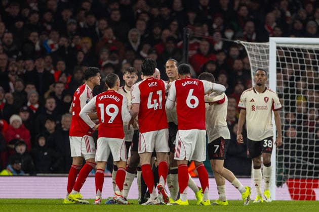 Football - FA Premier League - Arsenal FC v Liverpool FC LONDON, ENGLAND - Thursday, January 8, 2026: Liverpool and Arsenal players have an argument over whether referee Anthony Taylor should have blown the whistle for Jeremie Frimpong during the FA Premier League match between Arsenal FC and Liverpool FC at the Emirates Stadium. (Photo by David Rawcliffe Propaganda) LONDON Emirates Stadium GREATER LONDON ENGLAND  Copyright: xDavidxRawcliffex P2026-01-08-Arsenal_Liverpool-40