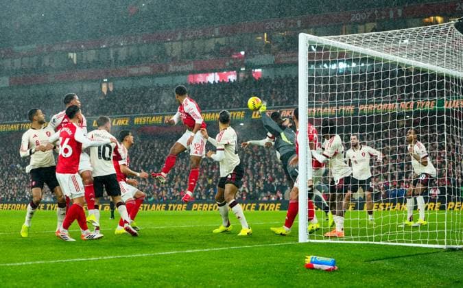 Liverpool goalkeeper Alisson Becker punches clear Arsenal v Liverpool, Premier League, Football, Emirates Stadium, London, UK - 08 Jan 2026London Emirates Stadium United Kingdom EDITORIAL USE ONLY No use with unauthorised audio, video, data, fixture lists, club league logos or live services. Online in-match use limited to 120 images, no video emulation. No use in betting, games or single club league player publications. Copyright: xJavierxGarcia Shutterstockx 16232941m