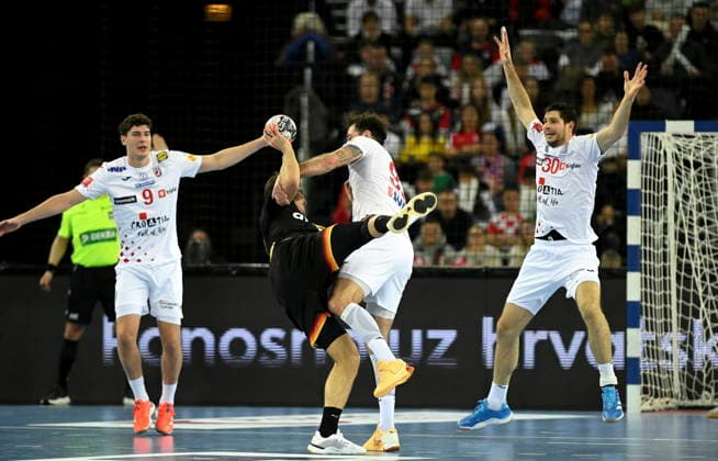 Zagreb, 080126. Arena Zagreb. Friendly handball match in preparation for the European Championship, EM, Europameisterschaft Croatia - Germany. In the photo: Luka Lovre Klarica, Marko Mamic. Photo: Ronald Gorsic CROPIX Copyright: xxRonaldxGorsicx hrvatska_njemacka31-080126