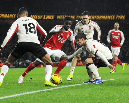 Football - 2025 2026 Premier League - Arsenal vs Liverpool - Emirates Stadium - Thursday 8th January 2026 BukayovSaka of Arsenal surround by Liverpool players 
