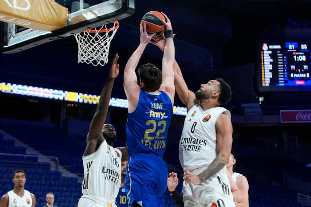 Real Madrid s Usman Garuba (l) and Try Lyles (r) and Maccabi Rapyd Tel Aviv s TJ Leaf during Euroleague Regular Season Round 21 match. January 8, 2026. (2026010839)