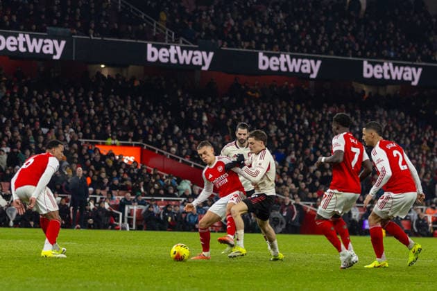 Football - FA Premier League - Arsenal FC v Liverpool FC LONDON, ENGLAND - Thursday, January 8, 2026: Liverpool s Florian Wirtz is challenged by Arsenal s Leandro Trossard (L) during the FA Premier League match between Arsenal FC and Liverpool FC at the Emirates Stadium. (Photo by David Rawcliffe Propaganda) LONDON Emirates Stadium GREATER LONDON ENGLAND  Copyright: xDavidxRawcliffex P2026-01-08-Arsenal_Liverpool-55
