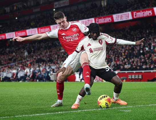 London, England, 8th January 2026. Viktor Gyokeres of Arsenal tussles with Jeremie Frimpong of Liverpool during the Arsenal vs Liverpool Premier League match at the Emirates Stadium, London. Picture credit should read: David Klein Sportimage EDITORIAL USE ONLY. No use with unauthorised audio, video, data, fixture lists, club league logos or live services. Online in-match use limited to 120 images, no video emulation. No use in betting, games or single club league player publications. SPI_023_DK_Arsenal_Liverpool SPI-4439-0022