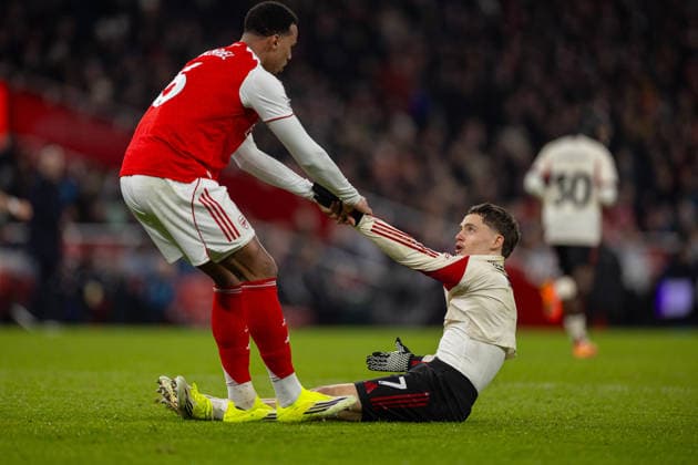 Football - FA Premier League - Arsenal FC v Liverpool FC LONDON, ENGLAND - Thursday, January 8, 2026: Liverpool s Florian Wirtz is helped up by Arsenal s Gabriel Magalhaes (L) during the FA Premier League match between Arsenal FC and Liverpool FC at the Emirates Stadium. (Photo by David Rawcliffe Propaganda) LONDON Emirates Stadium GREATER LONDON ENGLAND  Copyright: xDavidxRawcliffex P2026-01-08-Arsenal_Liverpool-56