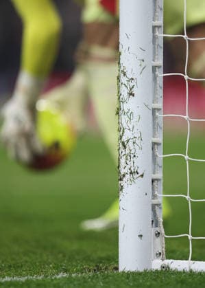 Arsenal v Liverpool 08 January 2026, London - Premier League Football - Arsenal v Liverpool - Grass sticks to the goal post - Photo: Charlotte Wilson Offside. London UK Copyright: xCharlottexWilsonx xOffsidexOffside