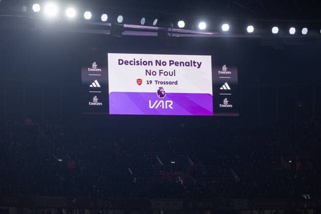 Football - FA Premier League - Arsenal FC v Liverpool FC LONDON, ENGLAND - Thursday, January 8, 2026: A screen showing that VAR rule no penalty after a foul on Liverpool s Florian Wirtz in the penalty box by Arsenal s Leandro Trossard during the FA Premier League match between Arsenal FC and Liverpool FC at the Emirates Stadium. (Photo by David Rawcliffe Propaganda) LONDON Emirates Stadium GREATER LONDON ENGLAND  Copyright: xDavidxRawcliffex P2026-01-08-Arsenal_Liverpool-57
