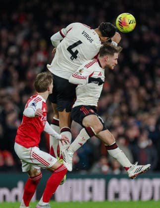 Premier League 2025 26 Arsenal v Liverpool Emirates Stadium 08.01.2026 Virgil van Dijk of Liverpool header Premier League 2025 26 Arsenal v Liverpool Emirates Stadium 08.01.2026 Photograph By Marc Aspland The Times  Copyright: xMarcxAsplandx NINTCHDBPICT001050206990