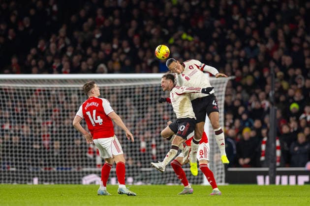 Football - FA Premier League - Arsenal FC v Liverpool FC LONDON, ENGLAND - Thursday, January 8, 2026: Liverpool s Alexis Mac Allister challenges for a header with team-mate captain Virgil van Dijk during the FA Premier League match between Arsenal FC and Liverpool FC at the Emirates Stadium. (Photo by David Rawcliffe Propaganda) LONDON Emirates Stadium GREATER LONDON ENGLAND  Copyright: xDavidxRawcliffex P2026-01-08-Arsenal_Liverpool-66