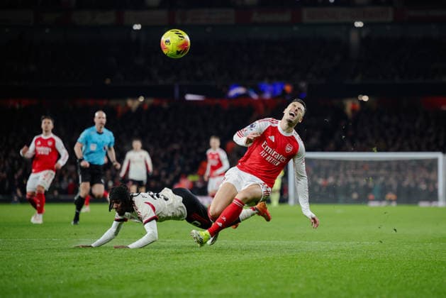Premier League 2025 26 Arsenal v Liverpool Emirates Stadium 08.01.2026 Gabriel Martinelli of Arsenal goes down in the box after a challenge from Jeremie Frimpong of Liverpool, but no foul is given after VAR John Brooks checks Premier League 2025 26 Arsenal v Liverpool Emirates Stadium 08.01.2026 Photograph By Marc Aspland The Times  Copyright: xMarcxAsplandx NINTCHDBPICT001050207686