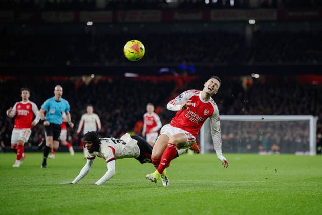 Premier League 2025 26 Arsenal v Liverpool Emirates Stadium 08.01.2026 Gabriel Martinelli of Arsenal goes down in the box after a challenge from Jeremie Frimpong of Liverpool, but no foul is given after VAR John Brooks checks Premier League 2025 26 Arsenal v Liverpool Emirates Stadium 08.01.2026 Photograph By Marc Aspland The Times  Copyright: xMarcxAsplandx NINTCHDBPICT001050207772